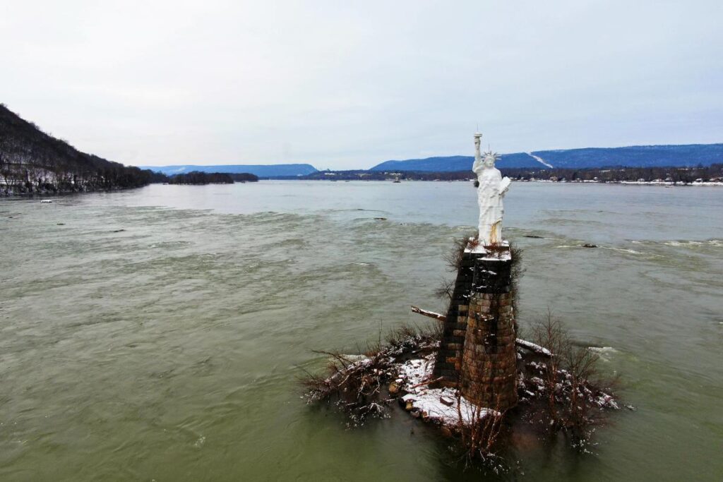 picture of old monument in the water off shore of dauphin pa