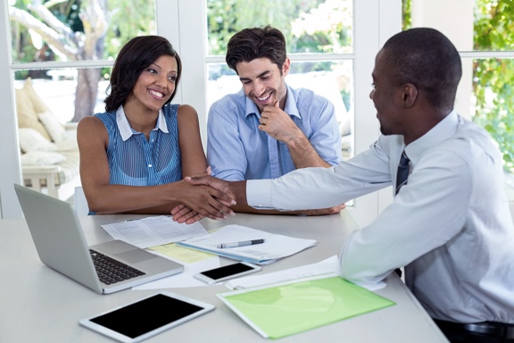 A couple inquiring about a detox program for alcohol and drug addiction near Baltimore, MD