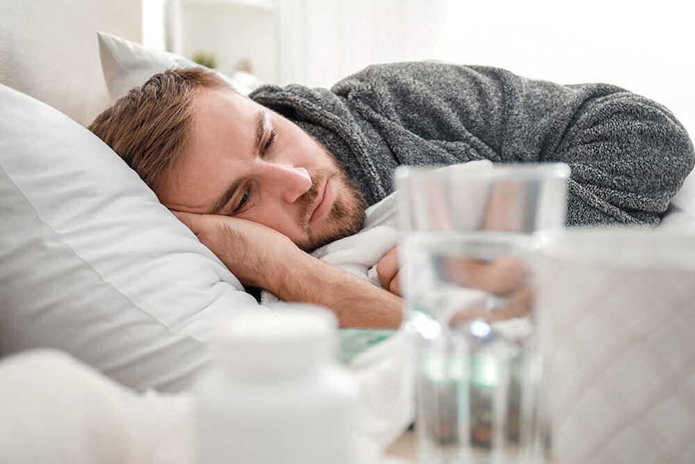 effects-of-benzodiazepines-and-alcohol a man bed with benzos on nightstand